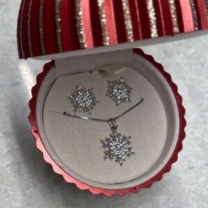 Brilliance! Snowflake Earring & Necklace Set. Fine Silver with Cubic Zirconia